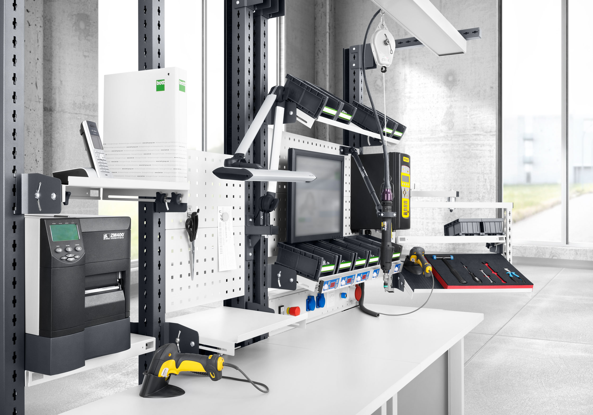 Power supply at an avero workstation systems