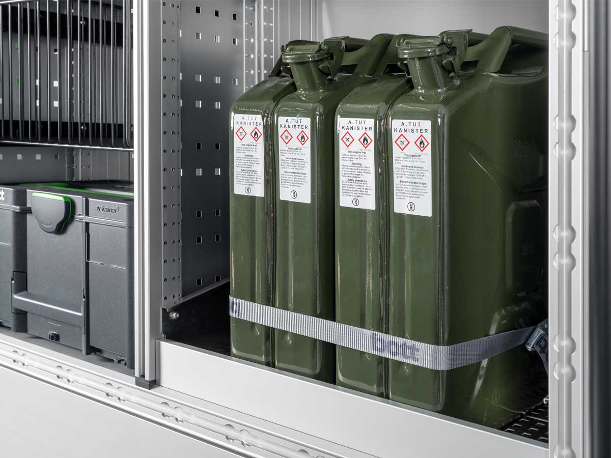 With the lashing straps, even unwieldy objects such as canisters can be properly secured.