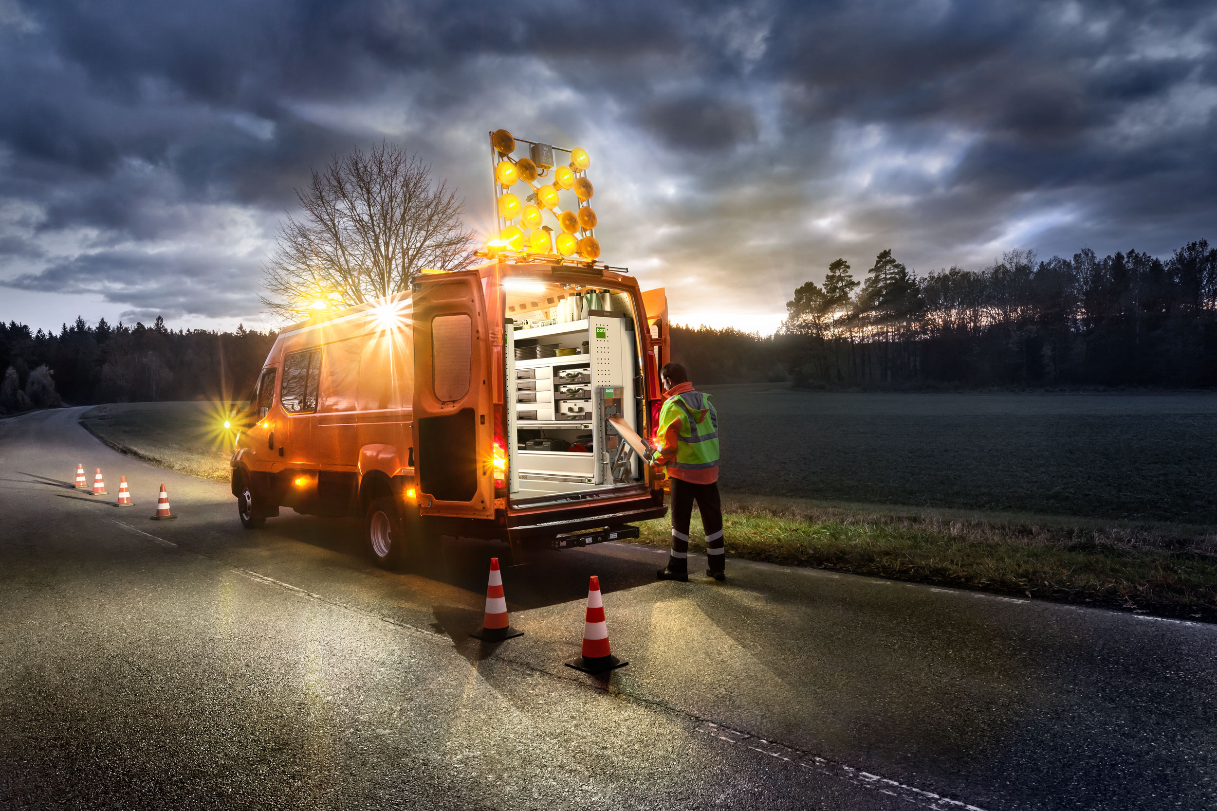 We can integrate suitable solutions for additional lighting into your service vehicle on request: interior light, work lights or construction site warning lights.